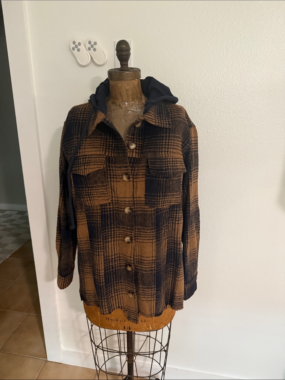 NWT Mystree Plaid Hooded tan and a navy Shirt Jacket Shacket Size S